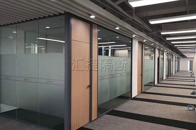 双玻办公室玻璃隔断墙已成为现代发展趋势